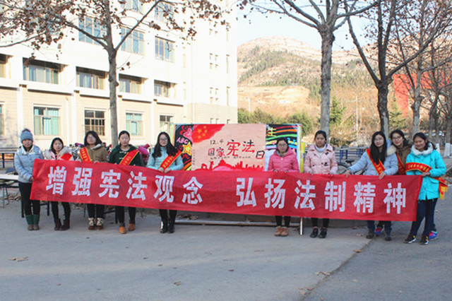 社会与法学院举办国家宪法日宣传活动小å›?.jpg 社会与法学院举办国家宪法日宣传活动小å›?.jpg