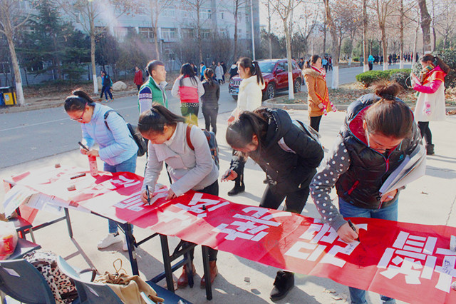 社会与法学院举办国家宪法日宣传活动小å›?.jpg 社会与法学院举办国家宪法日宣传活动小å›?.jpg